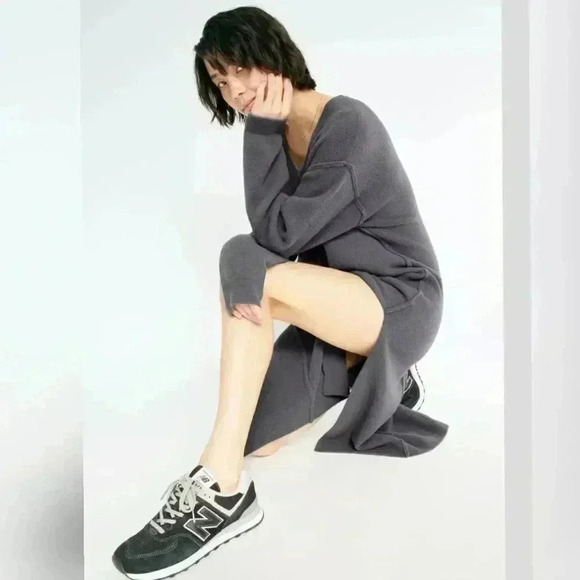 Aritzia Wilfred Free
Hush Knit V-Neck Dress LIKE NEW - Picture 5 of 9